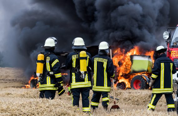 Die Feuerwehr löscht einen brennenden Traktor