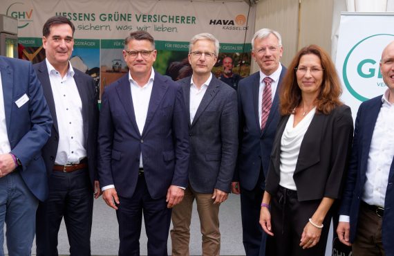 Die Vorstandsmitglieder der GHV und der HAVA-Kassel stehen mit dem hessischen Ministerpräsidenten und dem hessischen Minister für Bundes- und Europanangelegenheiten vor einem Pavillon.