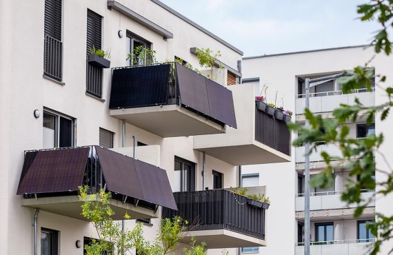 Mehrere Balkone in einer Wohnsiedlung mit installierten Balkonkraftwerken.