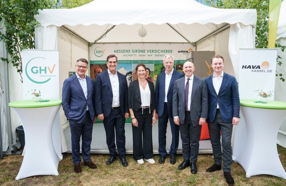 Von links nach rechts sind folgende Personen zu sehen: Boris Rhein (Ministerpäsident Hessen), Carsten Nikel, Daniela Rosenberger, Volker Lauenstein, Manfred Prentz (Hessischer Minister für Bundes- und Europaangelegenheiten) und Benedikt Kuhn (Chef der Staatskanzlei)