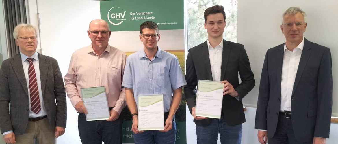 Gewinner des 17. Tüftlerwettbewerbs 2025. Von links nach rechts: Cornelius Mohr (Chefredakteur Landwirtschaftliches Wochenblatt), Carsten Schimmelpfennig, Kai Weber, Rabanus Bockmühl, Volker Lauenstein (Vorstandssprecher GHV VERSICHERUNG).