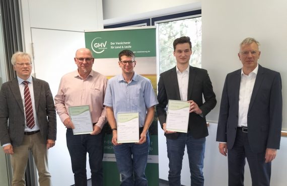 Gewinner des 17. Tüftlerwettbewerbs 2025. Von links nach rechts: Cornelius Mohr (Chefredakteur Landwirtschaftliches Wochenblatt), Carsten Schimmelpfennig, Kai Weber, Rabanus Bockmühl, Volker Lauenstein (Vorstandssprecher GHV VERSICHERUNG).