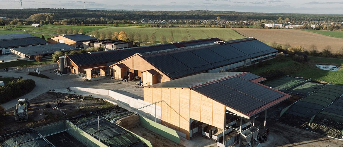 Luftaufnahme eines großen Landwirtschaftlichen Hofes.